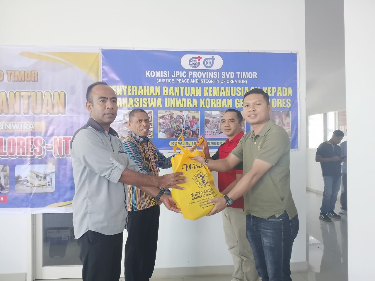 ​Gempa Flores Mengancam Kuliah Anak Korban, JPIC SVD dan Unwira Bergerak, 144 Mahasiswa Unwira Dapat Bantuan